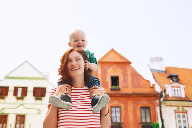 Famiglia di turisti sulla strada medievale nella città vecchia di Cesky Krumlov Repubblica Ceca