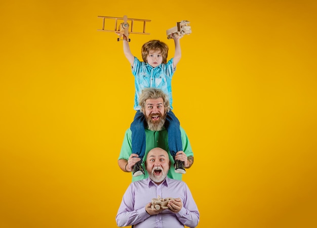 Famiglia di uomini felici padre figlio e nonno Generazione di uomini Festa del papà Gioco di famiglia di fine settimana Uomini di età diverse