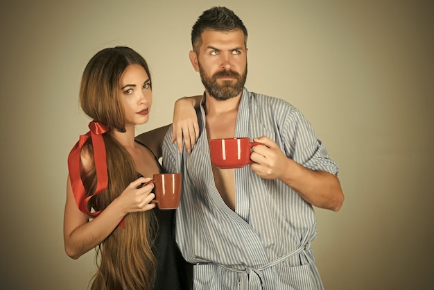 Famiglia di uomo e donna con tazza di latte rossa