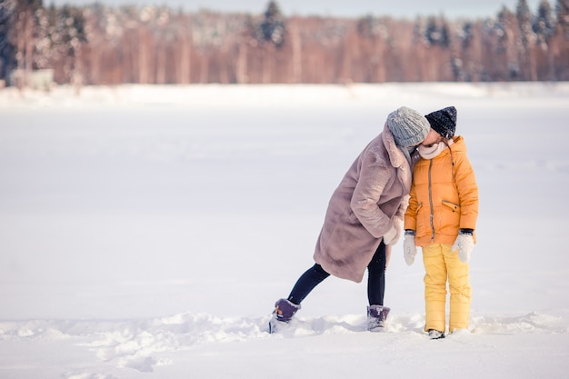 Famiglia di vacanza mamma e bambino alla vigilia di Natale all'aperto