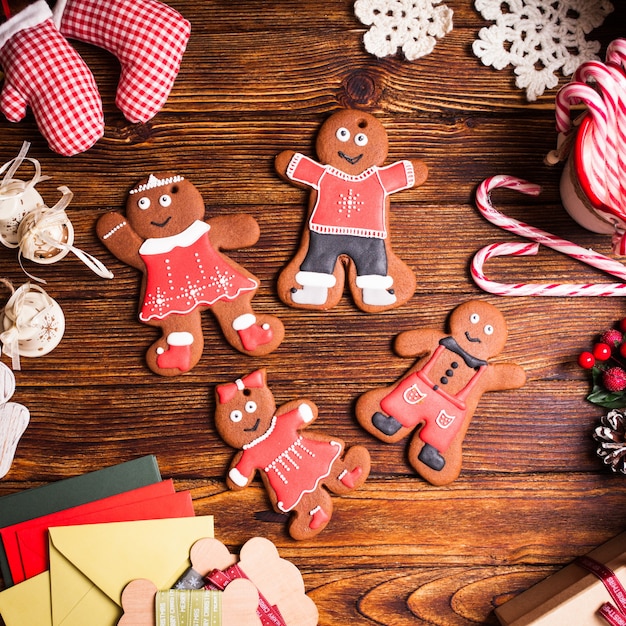 Famiglia di zenzero di Natale su un tavolo di legno