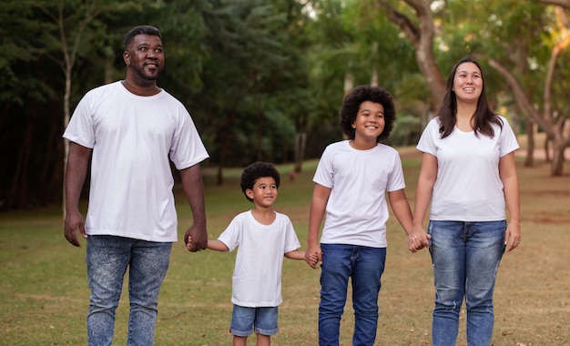 Famiglia diversità con padre afro e madre giapponese. bella famiglia felice nel parco