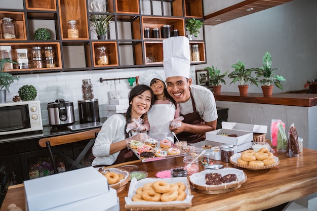 Famiglia divertendosi in cucina