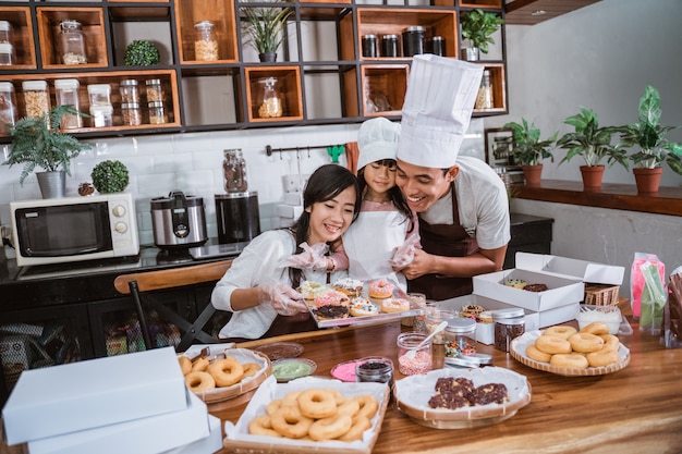 Famiglia divertendosi in cucina