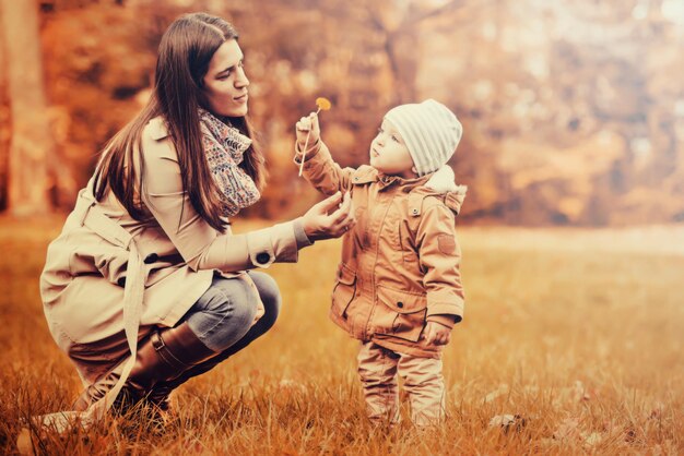 Famiglia divertendosi nel parco d'autunno