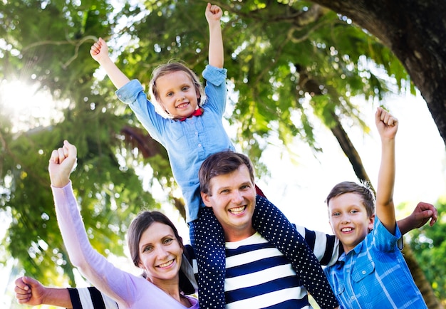 Famiglia divertendosi nel parco