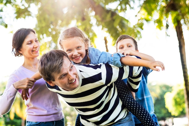 Famiglia divertendosi nel parco