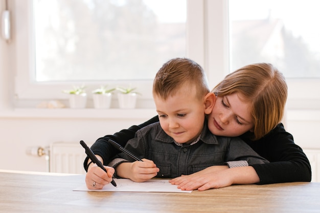 Famiglia divertendosi tempo a casa