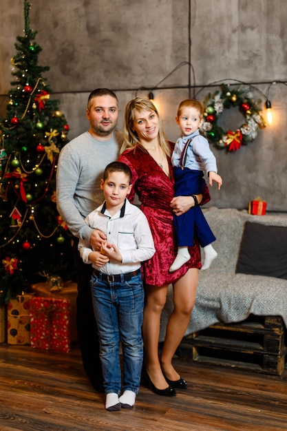 Famiglia divertente amorevole con regali vicino all'albero di Natale. buon Natale