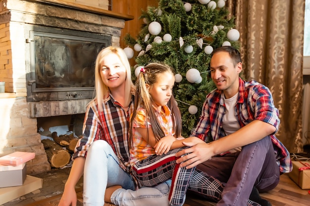 famiglia e albero di natale in una vecchia casa di legno