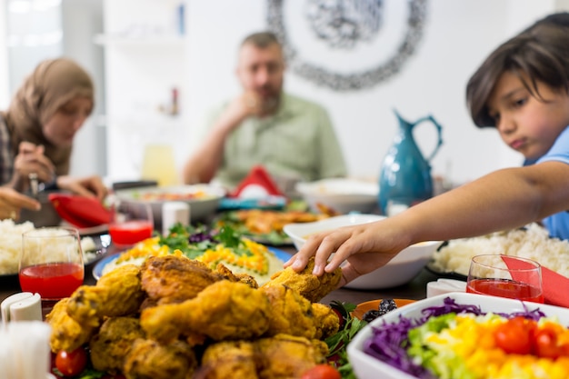 Famiglia e amici riuniti a casa per cenare