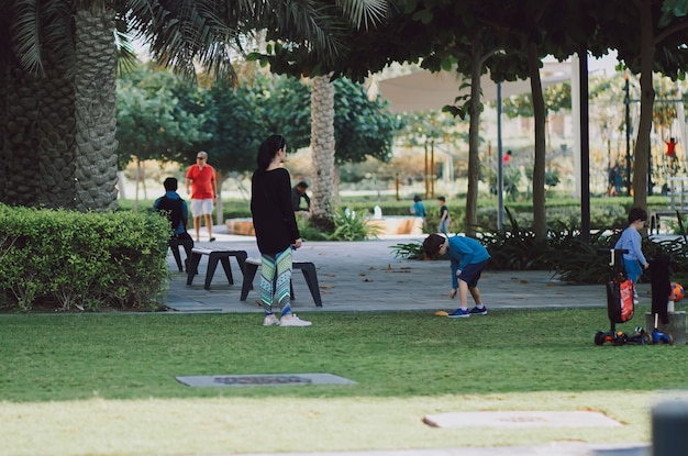 Famiglia e bambini che giocano nel parco all'aperto sull'erba verde