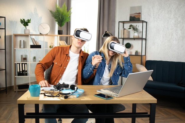 Famiglia entusiasta che utilizza occhiali VR per giocare a casa