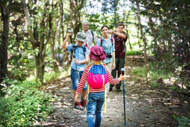 Famiglia escursioni nella foresta