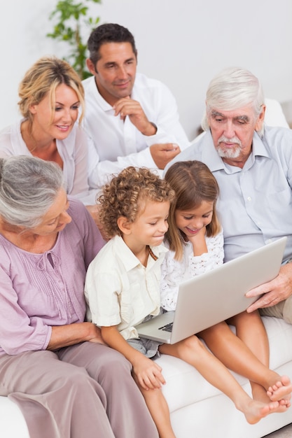 Famiglia estesa guardando il portatile