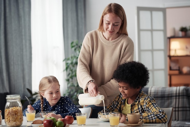 Famiglia facendo colazione insieme a casa