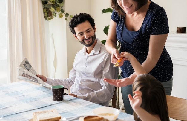 Famiglia facendo colazione insieme