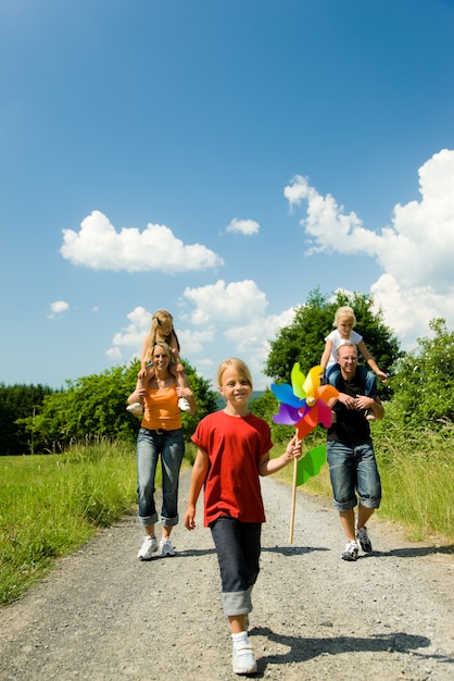 Famiglia facendo una passeggiata