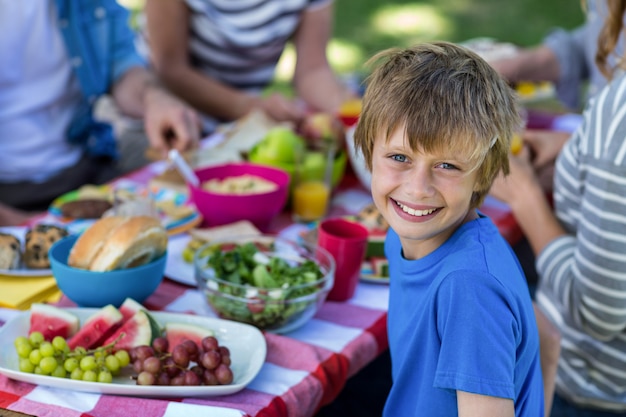 Famiglia fare un picnic