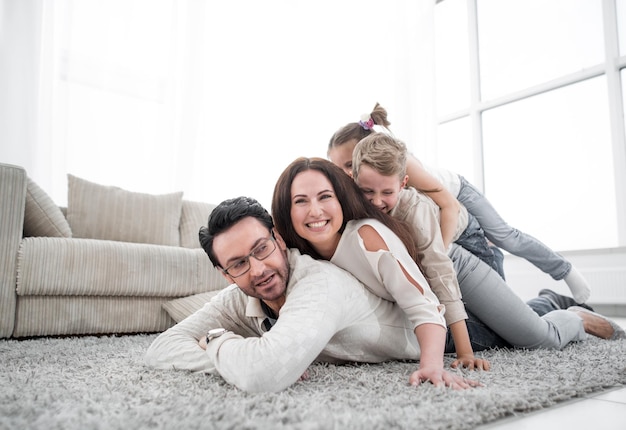 Famiglia felice a casa che trascorre del tempo insiemefoto con spazio di copia