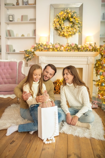 Famiglia felice a casa durante il Natale