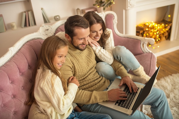 Famiglia felice a casa durante il Natale