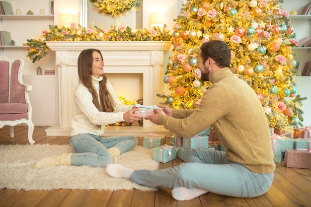 Famiglia felice a casa durante il Natale