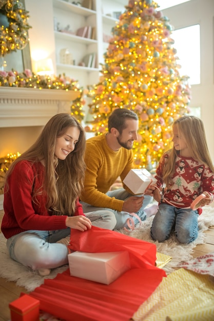 Famiglia felice a casa durante il Natale