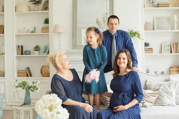 Famiglia felice a casa Madre figlia padre e nonna