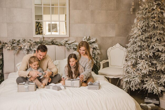 Famiglia felice a casa sul letto Concetto di nuovo anno