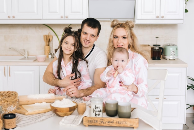 famiglia felice a casa