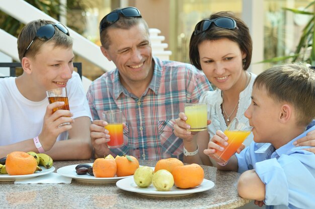 Famiglia felice a colazione in tavola