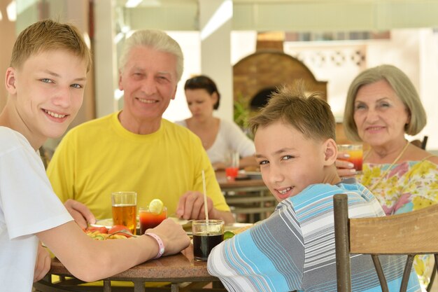 Famiglia felice a colazione in un resort tropicale