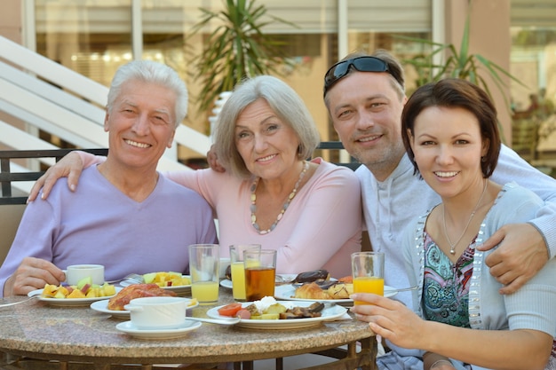 Famiglia felice a colazione in un resort tropicale
