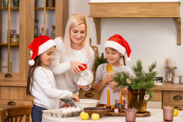 Famiglia felice a natale. Madre e figlie si divertono a casa