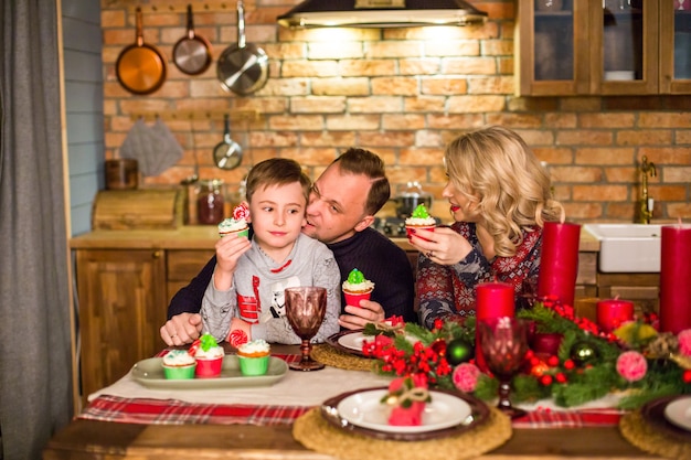 Famiglia felice a tavola per la vigilia di capodanno