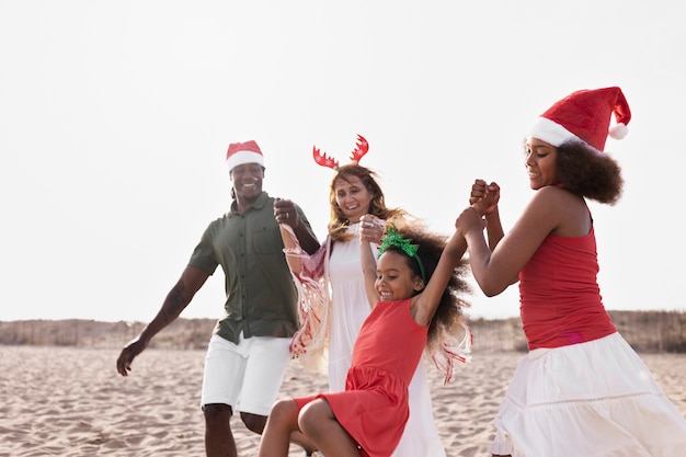 Famiglia felice a tutto campo che si diverte