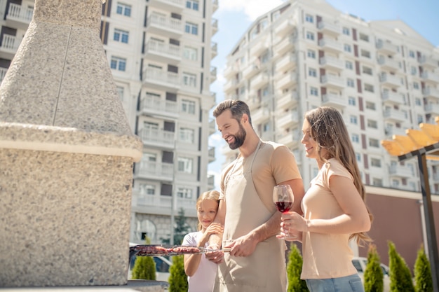 Famiglia felice a un barbecue insieme