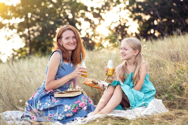 Famiglia felice a un picnic