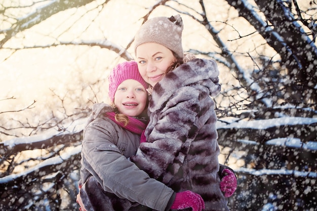 Famiglia felice a Winter Park. Madre felice con figlia