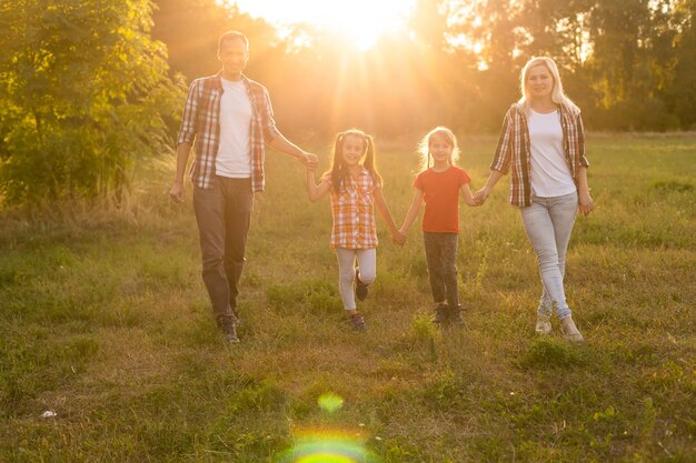 Famiglia felice al tramonto in natura