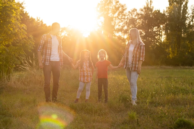 Famiglia felice al tramonto in natura