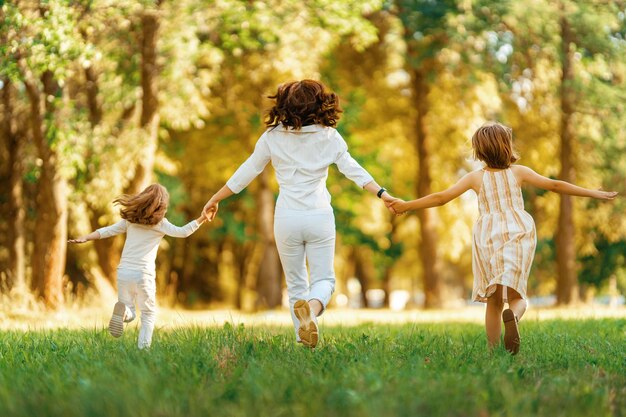 Famiglia felice al tramonto