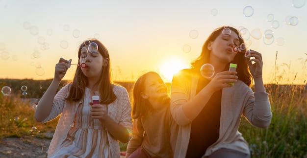 Famiglia felice al tramonto