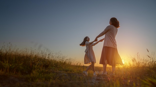 Famiglia felice al tramonto