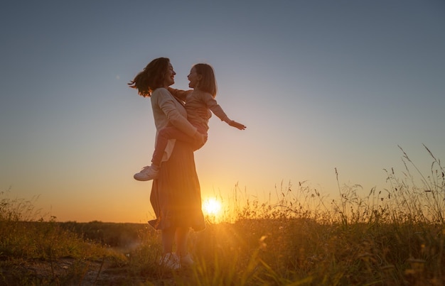 Famiglia felice al tramonto