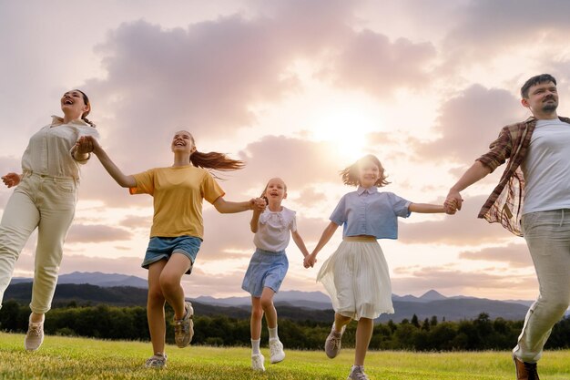 Famiglia felice al tramonto