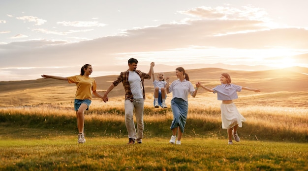 Famiglia felice al tramonto