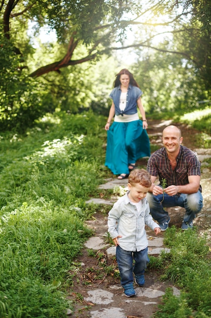 Famiglia felice all'aperto nel parco