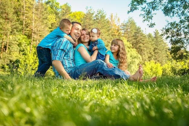 Famiglia felice all'aperto nel parco